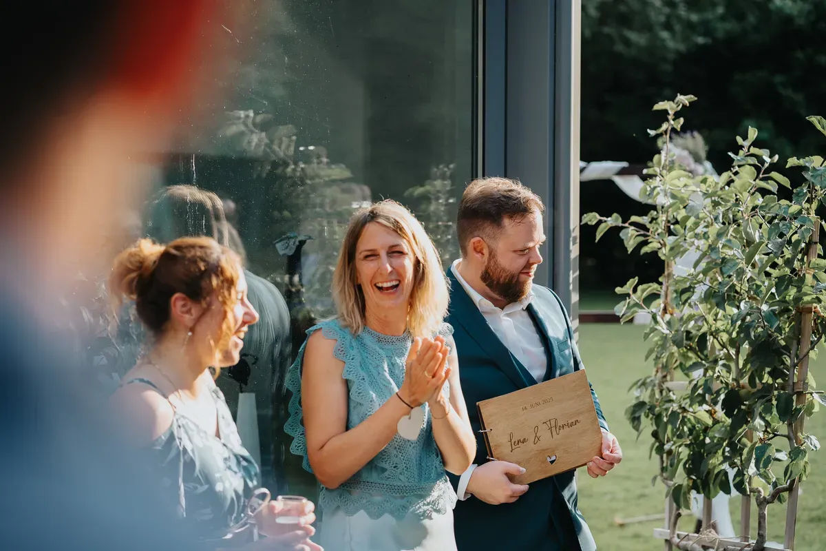 Reportage-Foto der Hochzeit von Lena und Flo im Klosterhof Seligenthal in Siegburg (Bild 122)