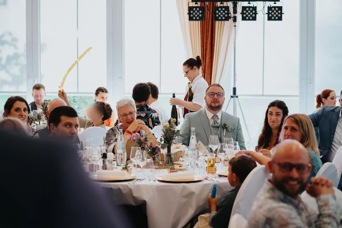 Reportage-Foto der Hochzeit von Lena und Flo im Klosterhof Seligenthal in Siegburg (Bild 124)