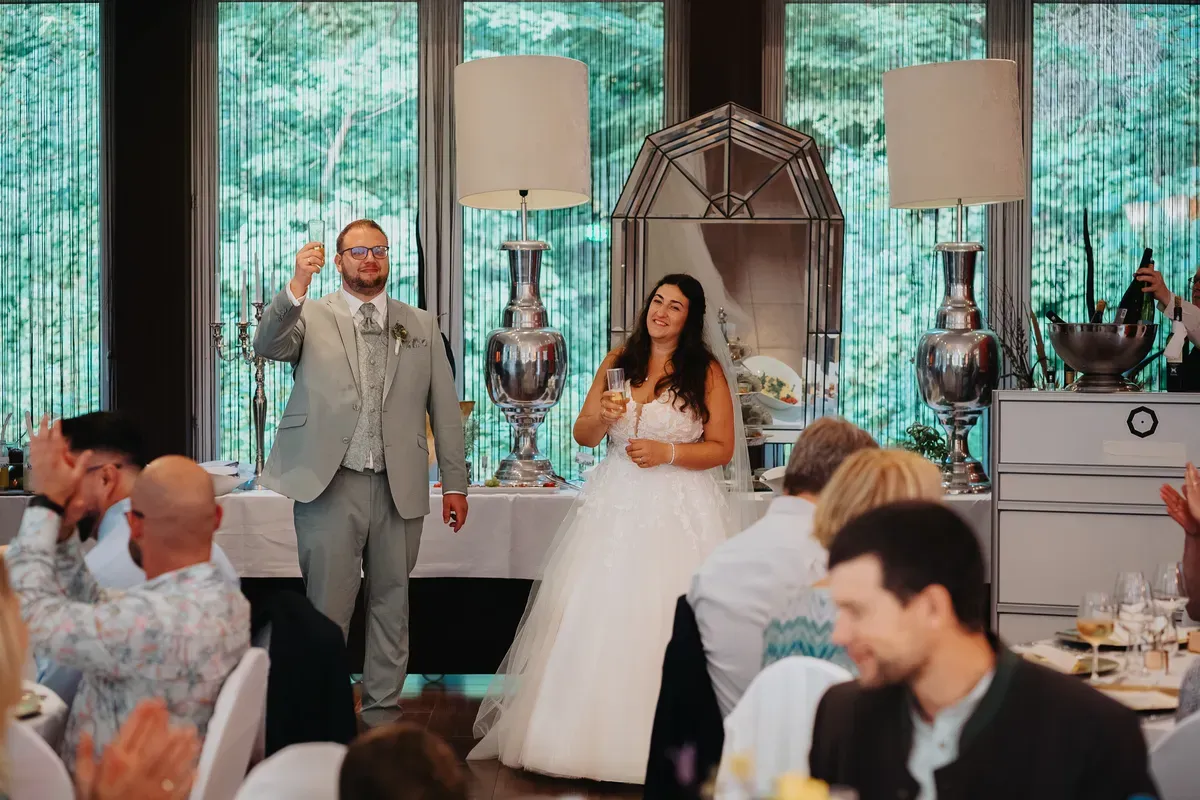 Reportage-Foto der Hochzeit von Lena und Flo im Klosterhof Seligenthal in Siegburg (Bild 125)