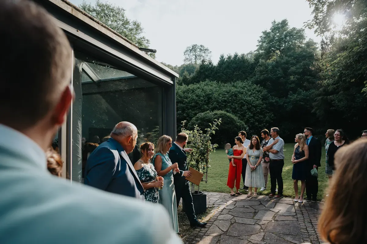 Reportage-Foto der Hochzeit von Lena und Flo im Klosterhof Seligenthal in Siegburg (Bild 126)