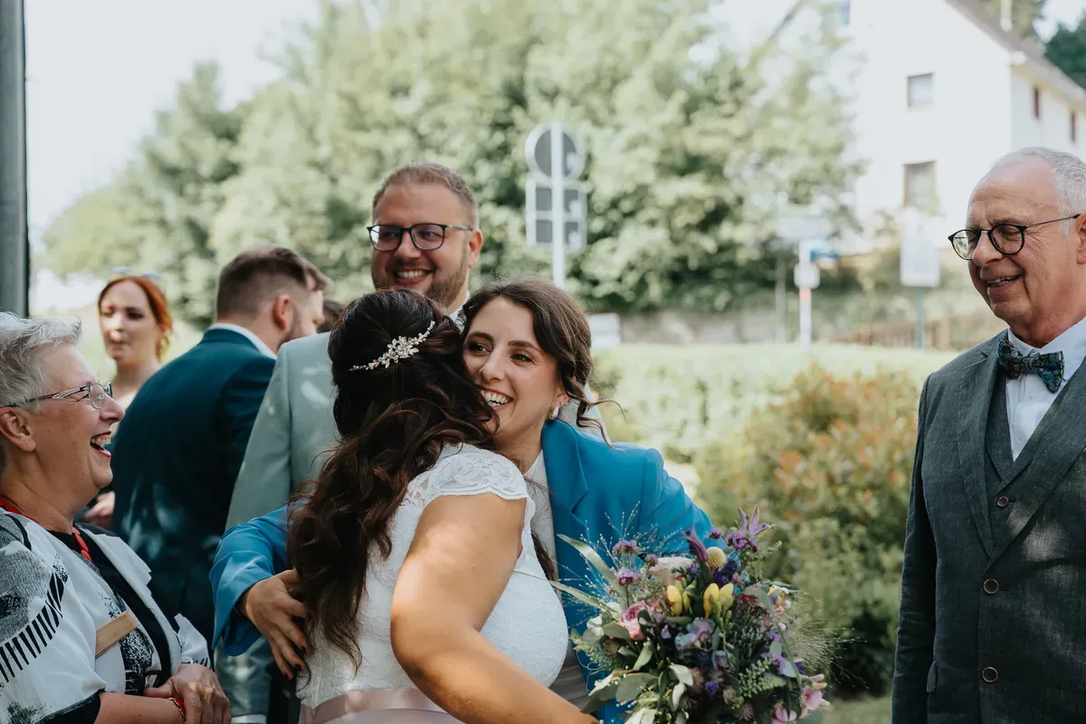 Reportage-Foto der Hochzeit von Lena und Flo im Klosterhof Seligenthal in Siegburg (Bild 136)