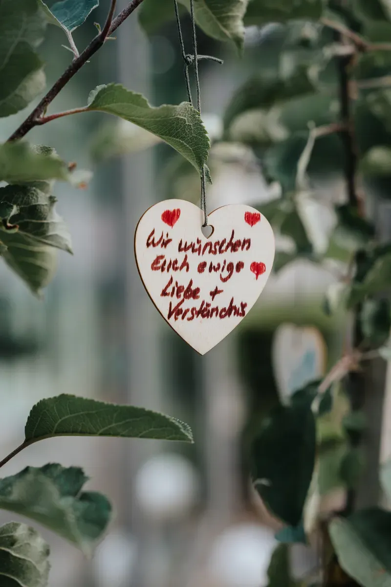 Reportage-Foto der Hochzeit von Lena und Flo im Klosterhof Seligenthal in Siegburg (Bild 137)