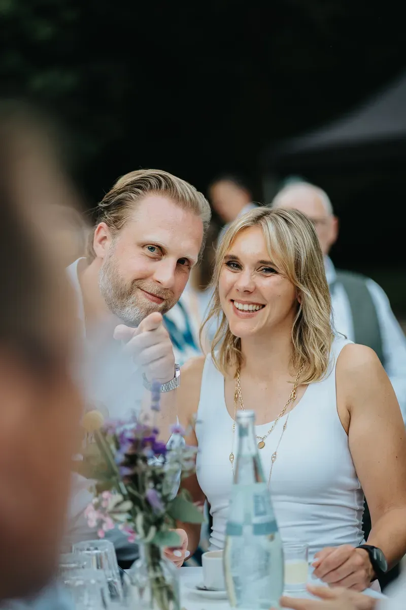 Reportage-Foto der Hochzeit von Lena und Flo im Klosterhof Seligenthal in Siegburg (Bild 139)