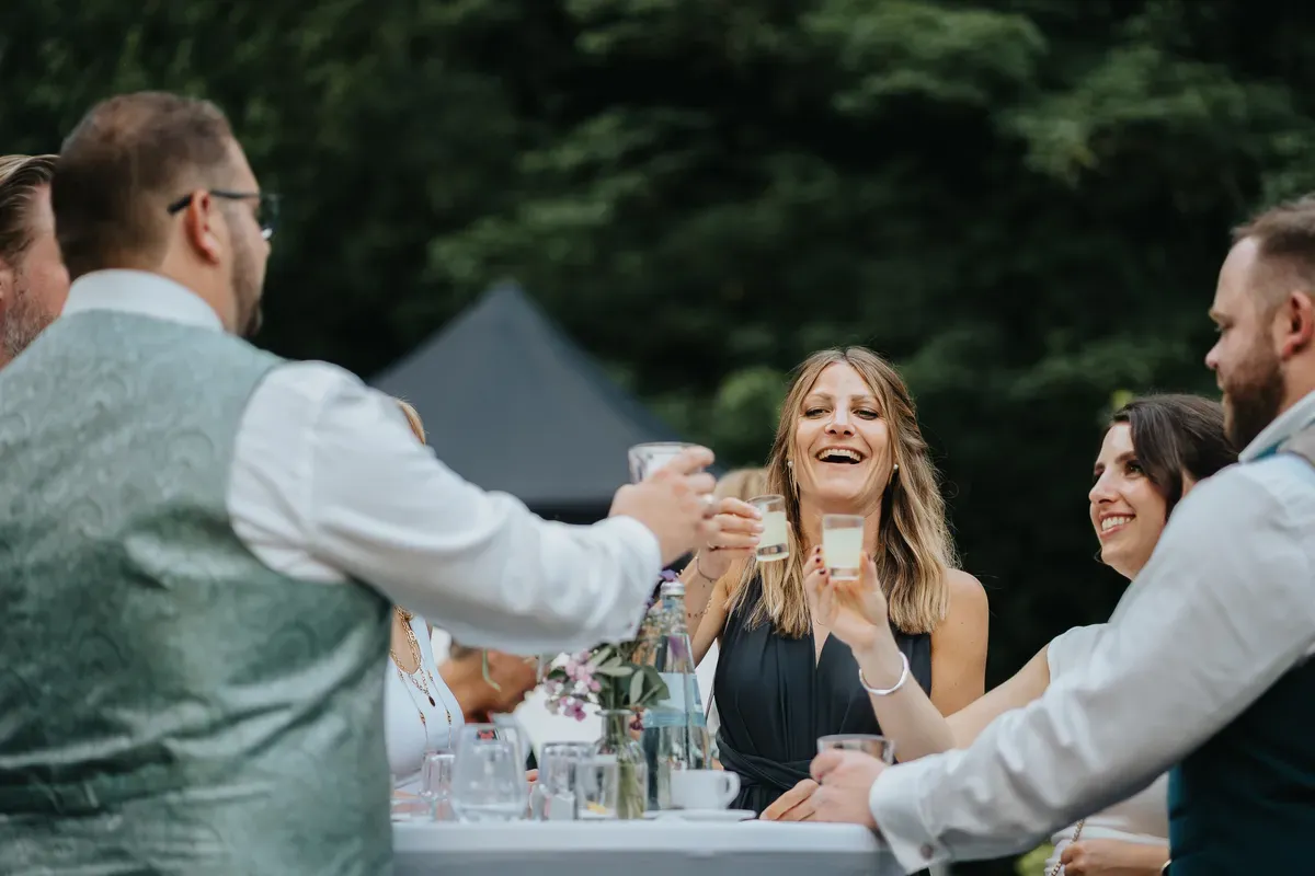 Reportage-Foto der Hochzeit von Lena und Flo im Klosterhof Seligenthal in Siegburg (Bild 140)