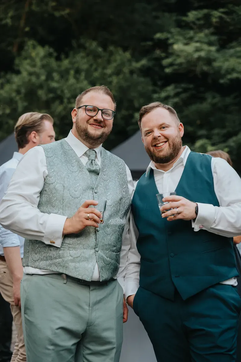 Reportage-Foto der Hochzeit von Lena und Flo im Klosterhof Seligenthal in Siegburg (Bild 141)