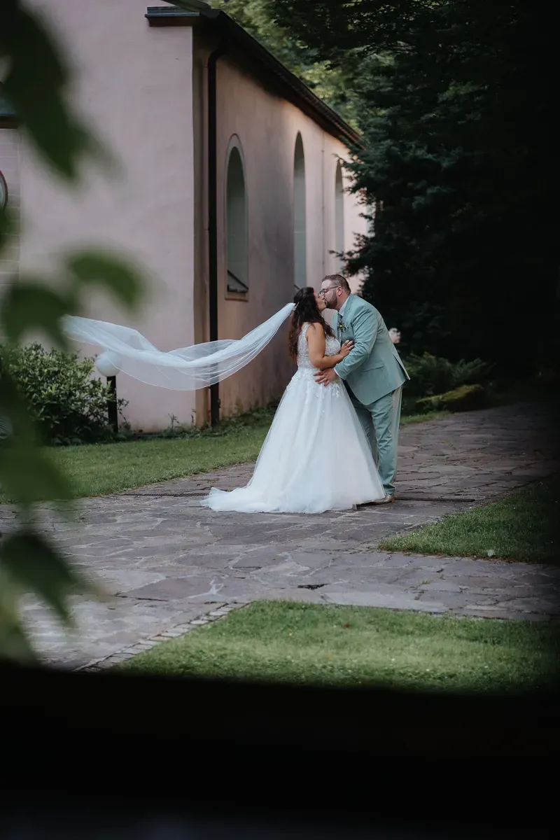 Reportage-Foto der Hochzeit von Lena und Flo im Klosterhof Seligenthal in Siegburg (Bild 142)