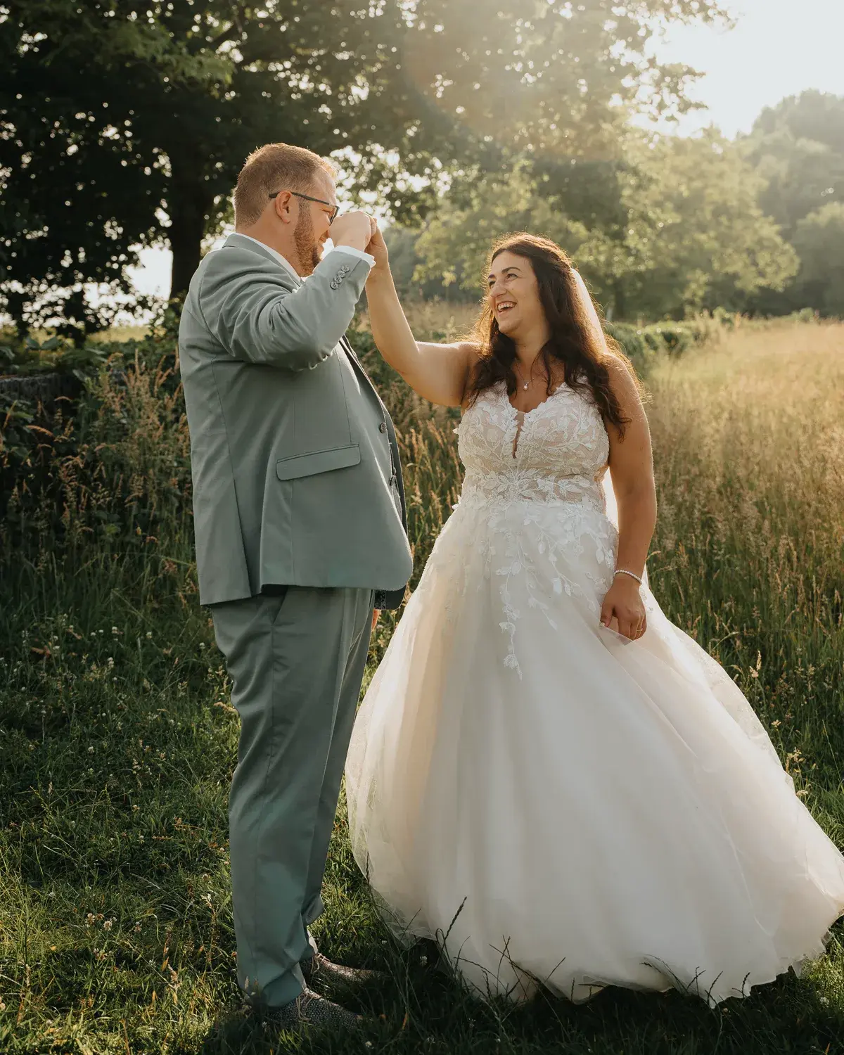 Lena und Flo bei ihrer Hochzeit im Klosterhof Seligenthal in Siegburg