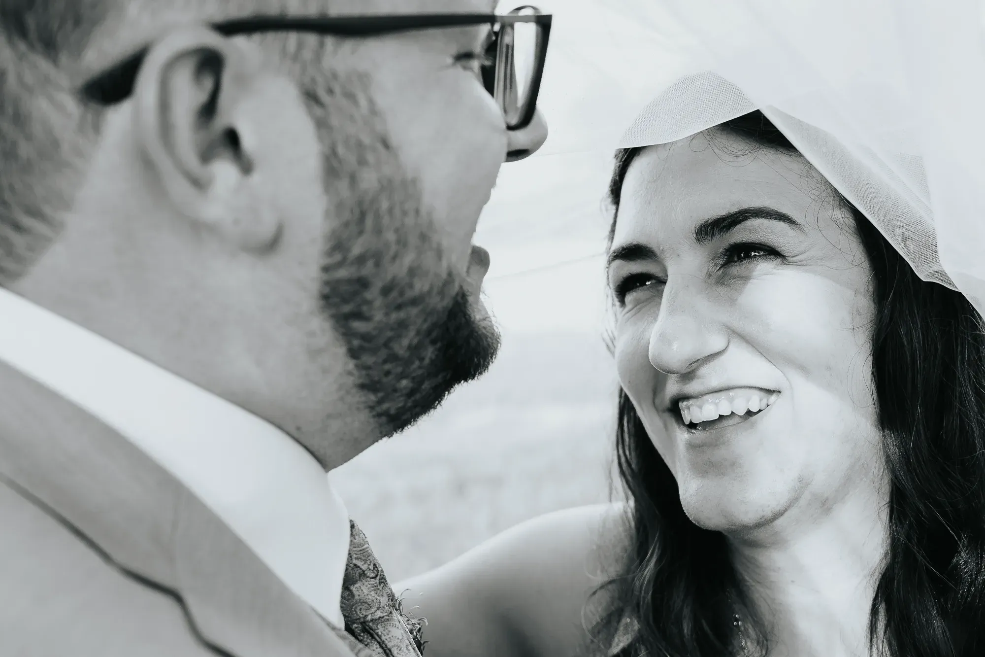 Lena und Flo an ihrem Hochzeitstag am Klosterhof Seligenthal in Siegburg