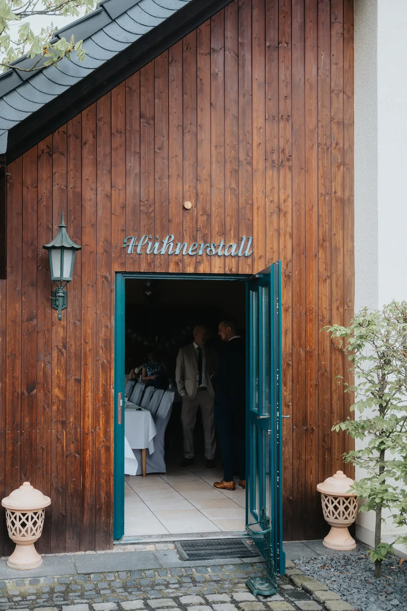 Reportage-Foto der standesamtlichen Trauung von Vicki und Ben in Königswinter und der Niederpleiser Mühle (Bild 16)