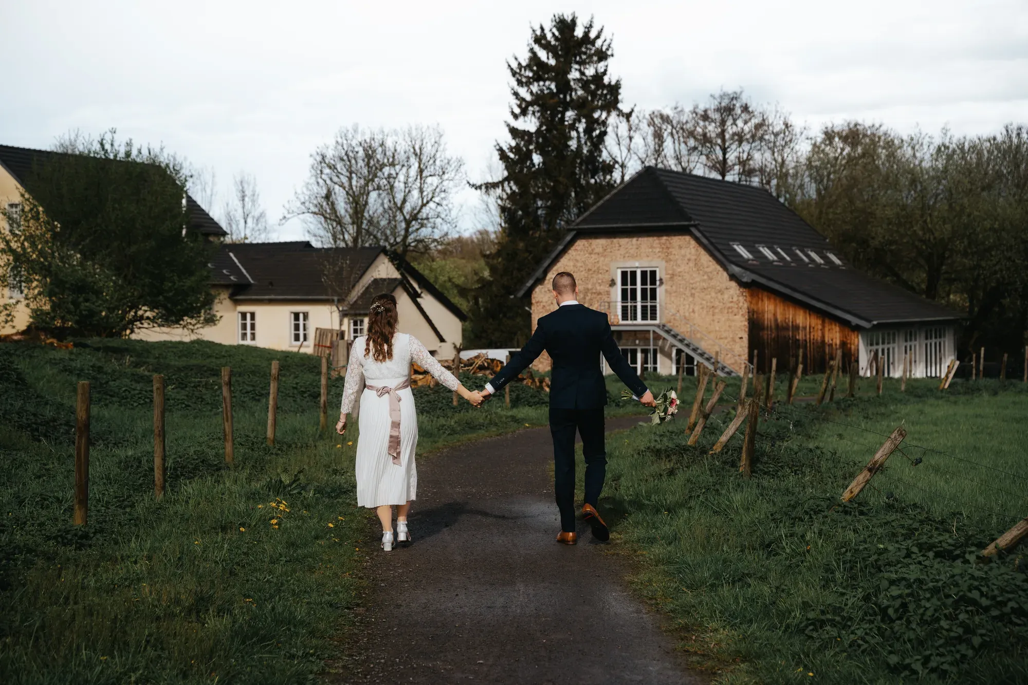 Reportage-Foto der standesamtlichen Trauung von Vicki und Ben in Königswinter und der Niederpleiser Mühle (Bild 27)