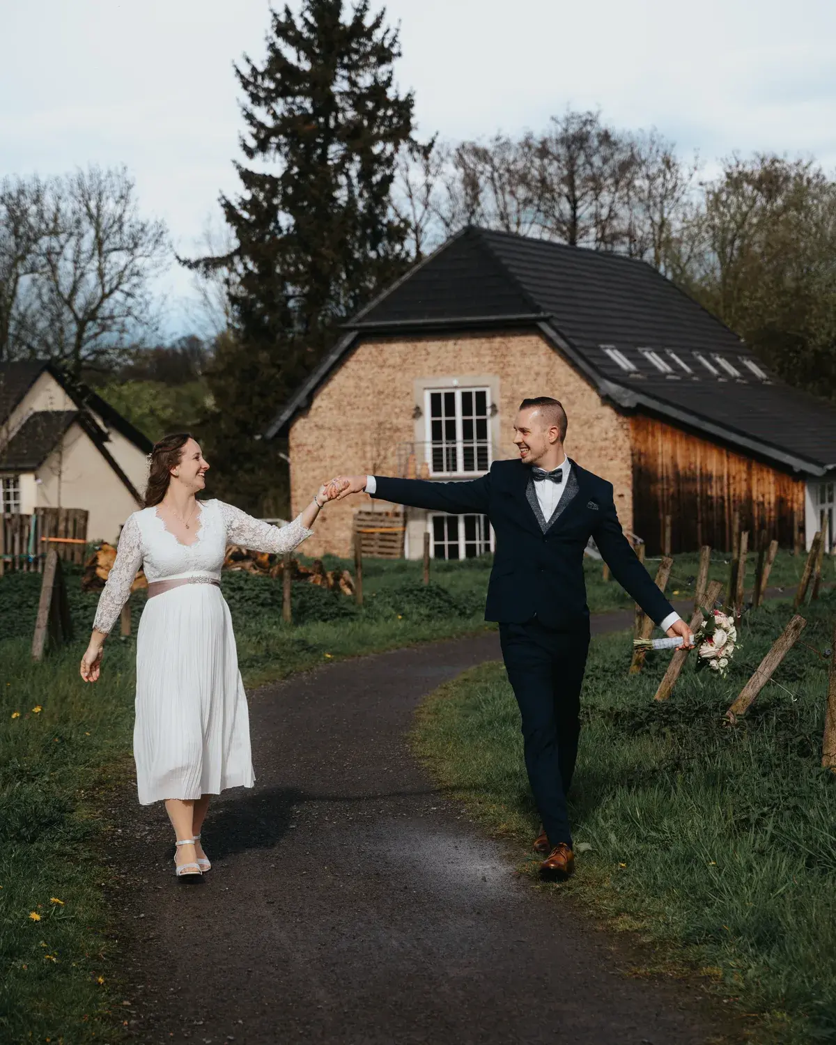 Vicki und Ben bei ihrer standesamtlichen Trauung in Königswinter