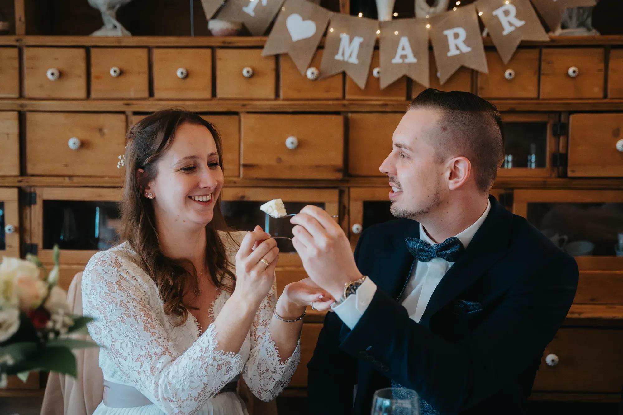 Vicki und Ben an ihrem Hochzeitstag am Standesamt Königswinter