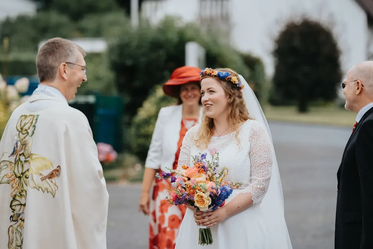 Reportage-Foto der kirchlichen Hochzeit von Anton und Clara im Katholisch-Sozialen Institut Siegburg (Bild 06)