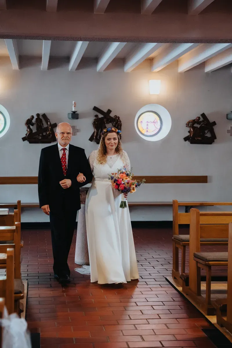 Reportage-Foto der kirchlichen Hochzeit von Anton und Clara im Katholisch-Sozialen Institut Siegburg (Bild 07)