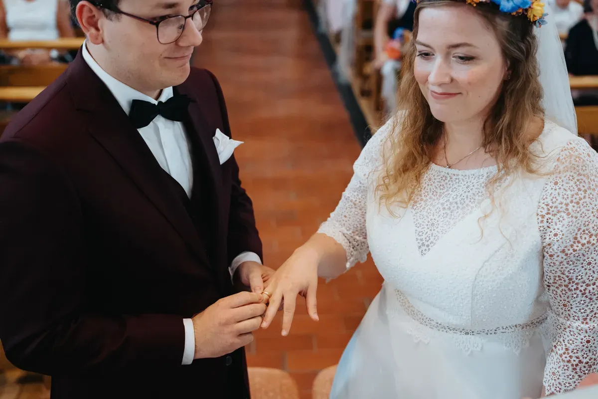 Reportage-Foto der kirchlichen Hochzeit von Anton und Clara im Katholisch-Sozialen Institut Siegburg (Bild 16)