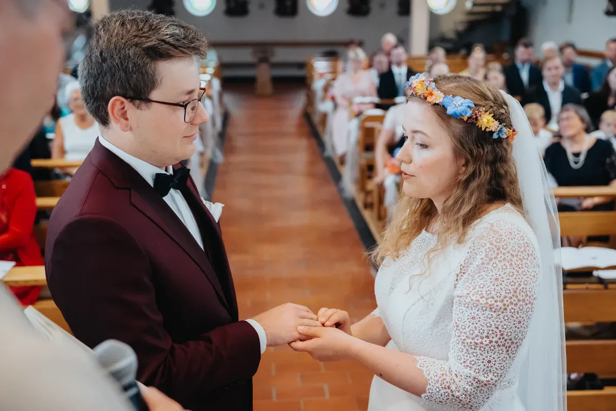 Reportage-Foto der kirchlichen Hochzeit von Anton und Clara im Katholisch-Sozialen Institut Siegburg (Bild 17)