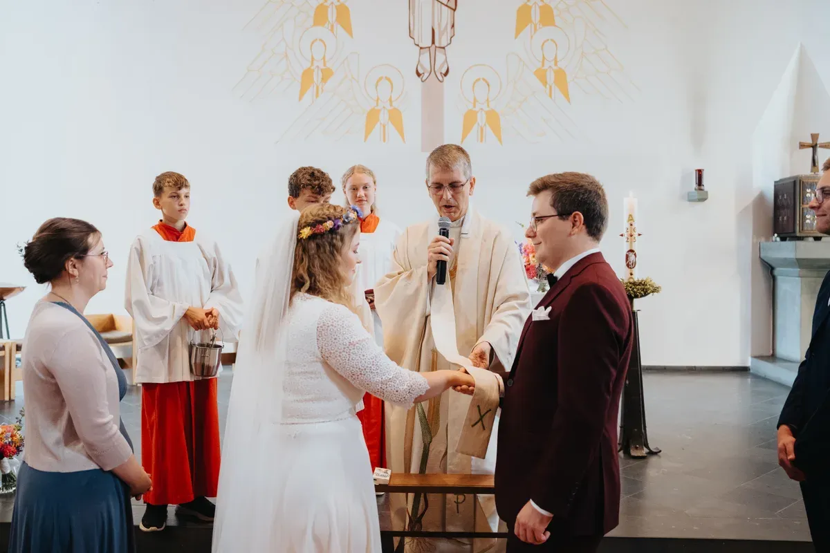 Reportage-Foto der kirchlichen Hochzeit von Anton und Clara im Katholisch-Sozialen Institut Siegburg (Bild 18)