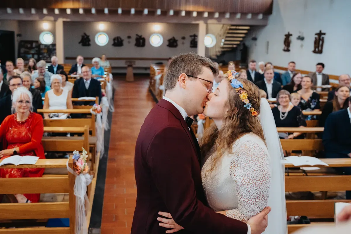 Reportage-Foto der kirchlichen Hochzeit von Anton und Clara im Katholisch-Sozialen Institut Siegburg (Bild 20)