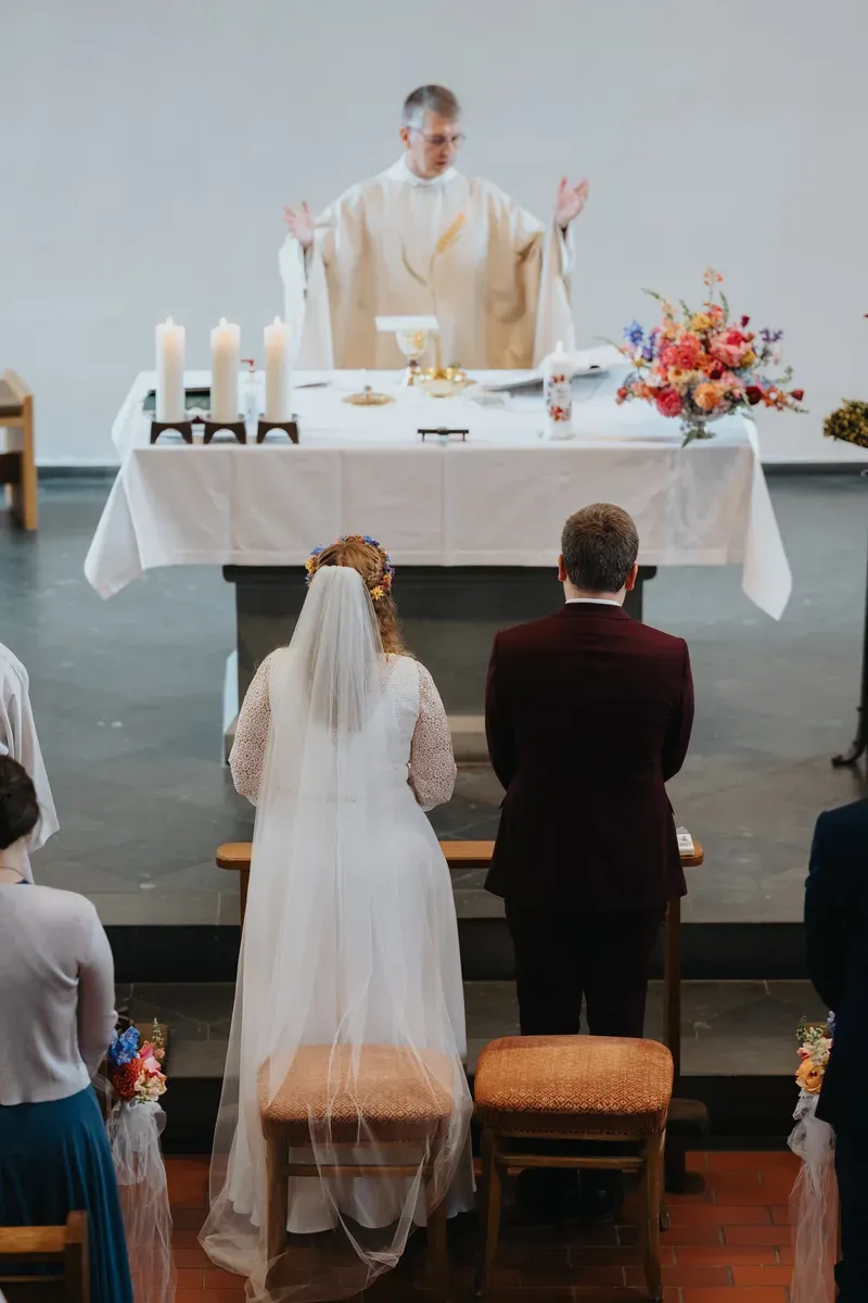 Reportage-Foto der kirchlichen Hochzeit von Anton und Clara im Katholisch-Sozialen Institut Siegburg (Bild 21)