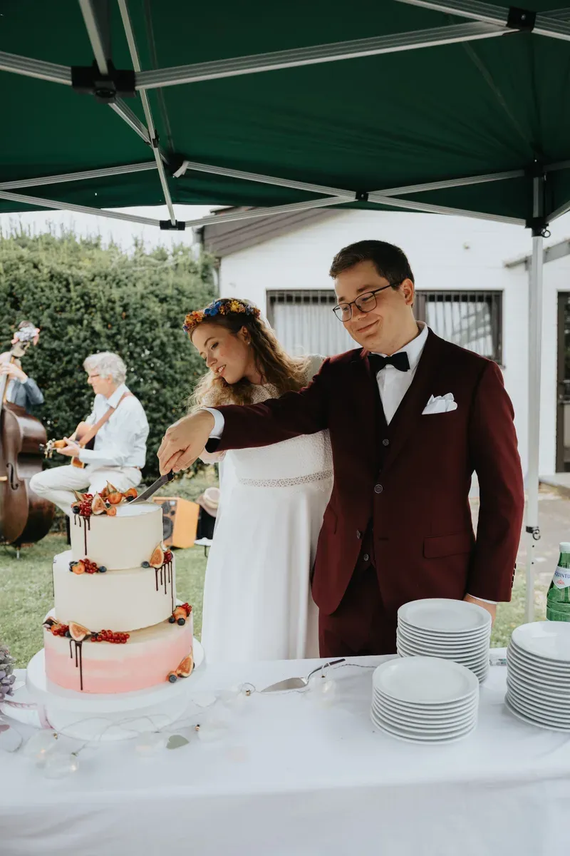 Reportage-Foto der kirchlichen Hochzeit von Anton und Clara im Katholisch-Sozialen Institut Siegburg (Bild 25)