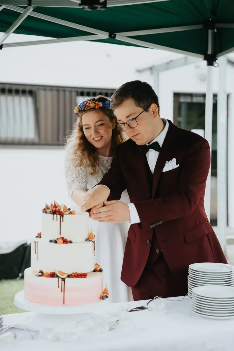 Reportage-Foto der kirchlichen Hochzeit von Anton und Clara im Katholisch-Sozialen Institut Siegburg (Bild 27)