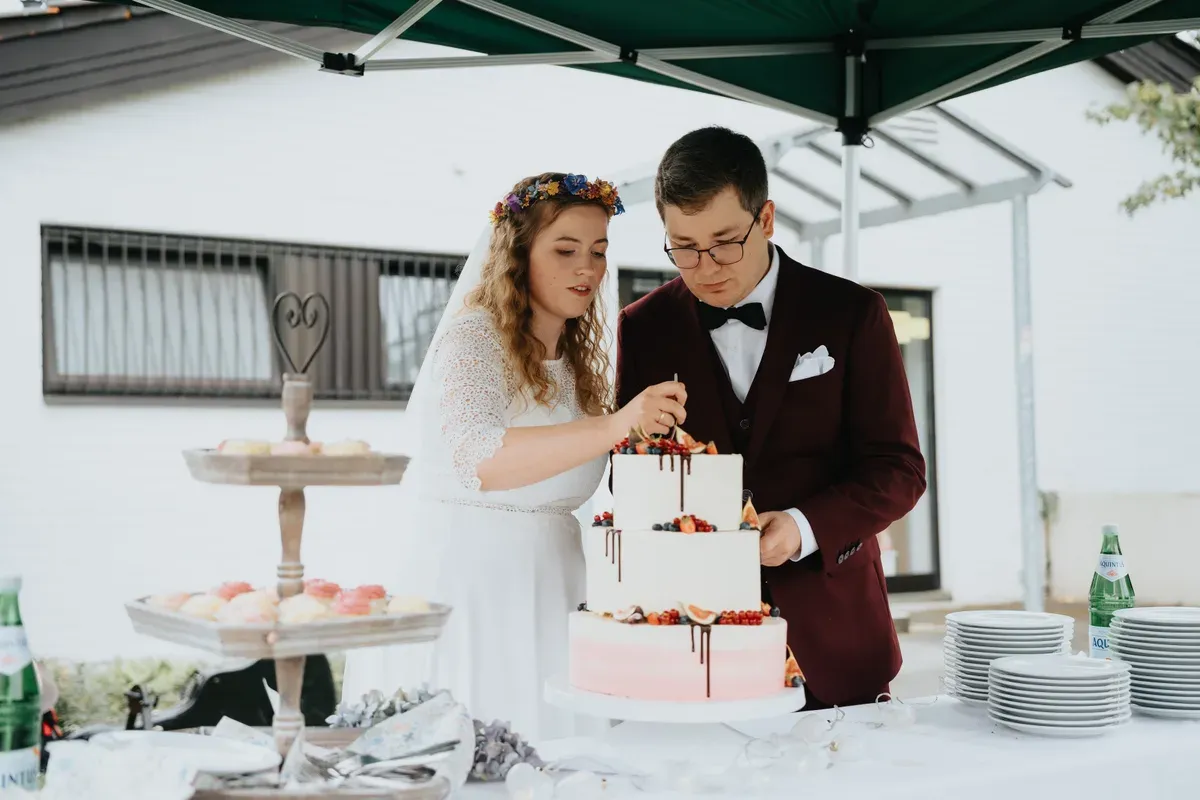 Reportage-Foto der kirchlichen Hochzeit von Anton und Clara im Katholisch-Sozialen Institut Siegburg (Bild 28)
