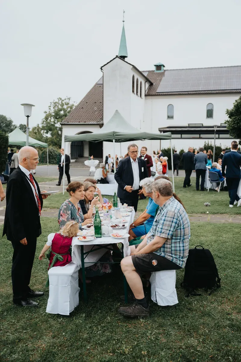 Reportage-Foto der kirchlichen Hochzeit von Anton und Clara im Katholisch-Sozialen Institut Siegburg (Bild 29)