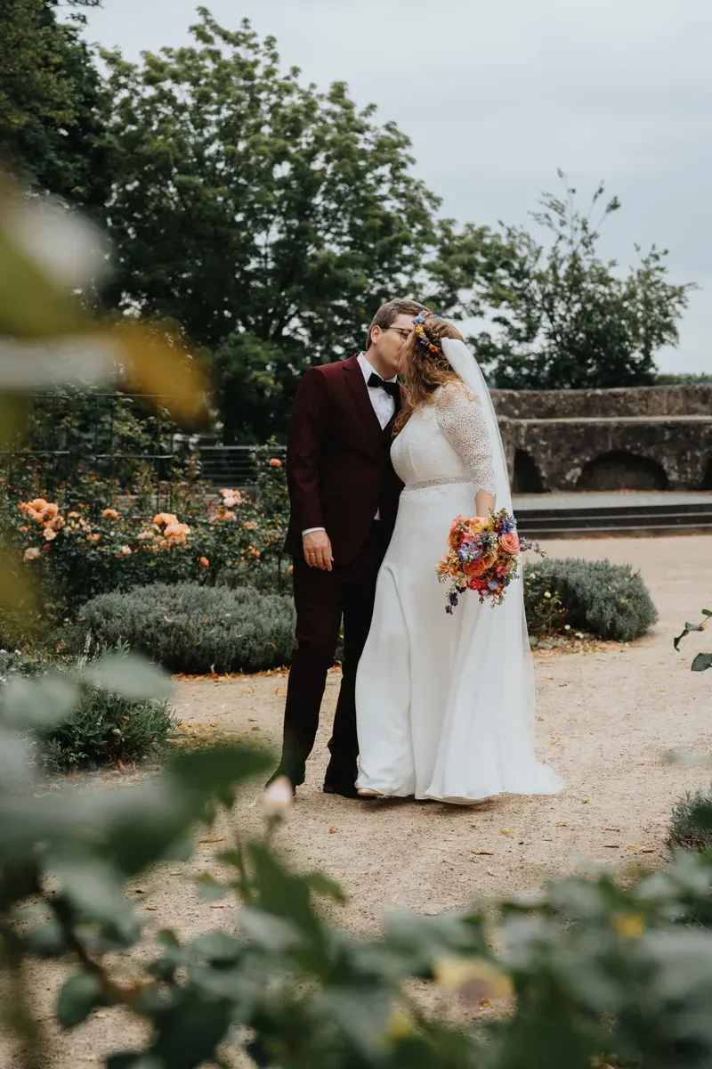 Reportage-Foto der kirchlichen Hochzeit von Anton und Clara im Katholisch-Sozialen Institut Siegburg (Bild 37)