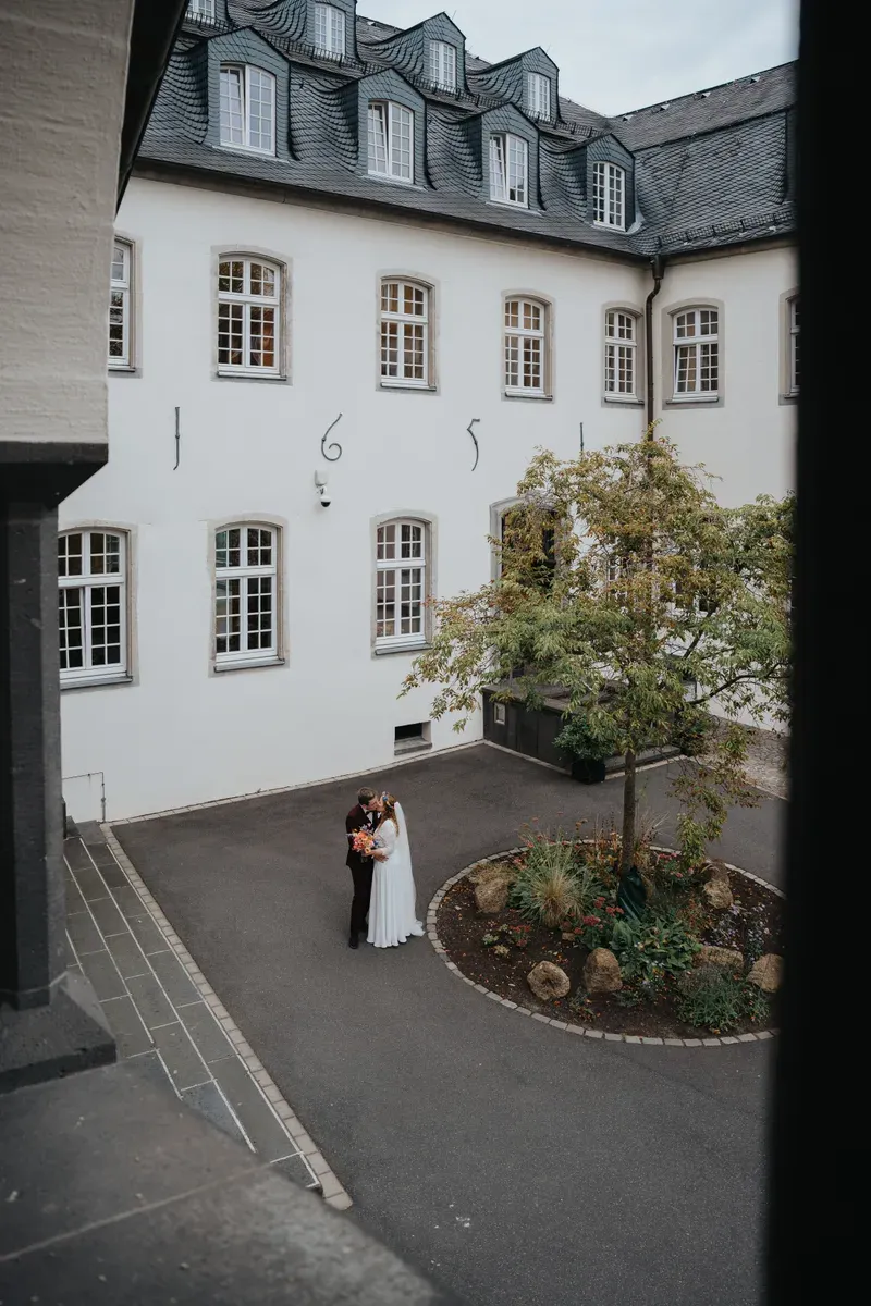 Reportage-Foto der kirchlichen Hochzeit von Anton und Clara im Katholisch-Sozialen Institut Siegburg (Bild 44)