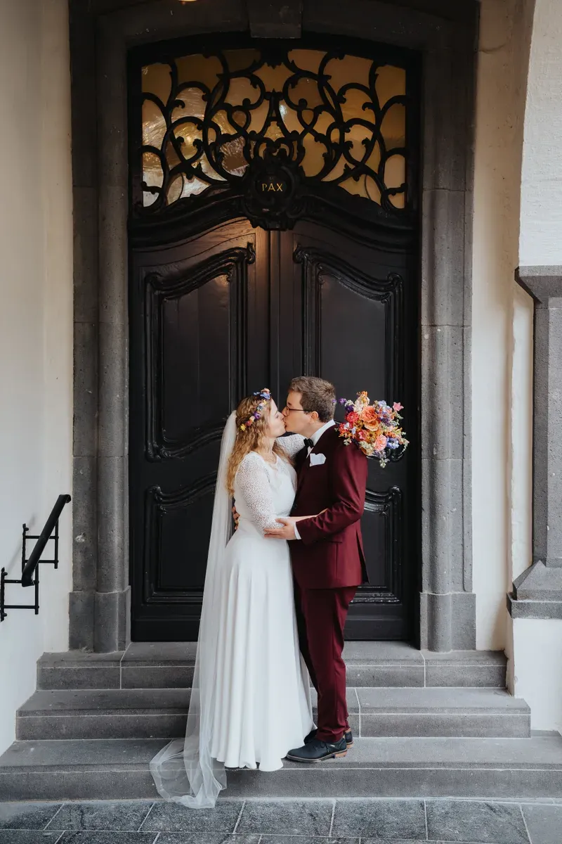Reportage-Foto der kirchlichen Hochzeit von Anton und Clara im Katholisch-Sozialen Institut Siegburg (Bild 45)
