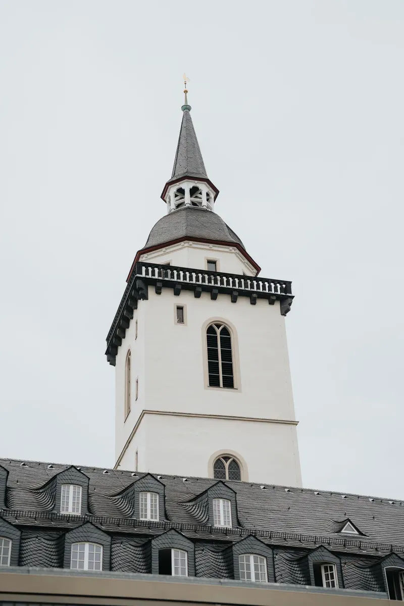 Reportage-Foto der kirchlichen Hochzeit von Anton und Clara im Katholisch-Sozialen Institut Siegburg (Bild 49)