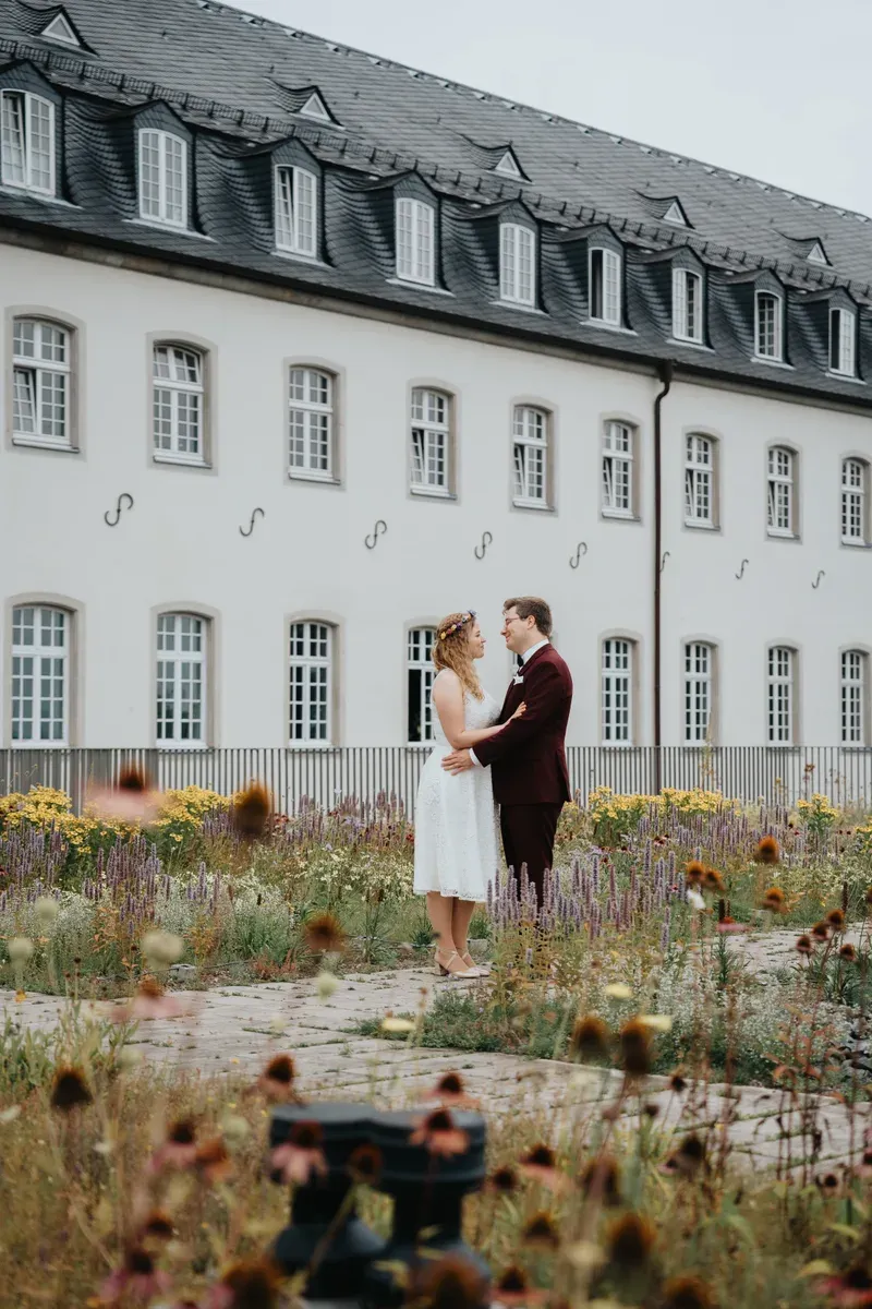 Reportage-Foto der kirchlichen Hochzeit von Anton und Clara im Katholisch-Sozialen Institut Siegburg (Bild 52)