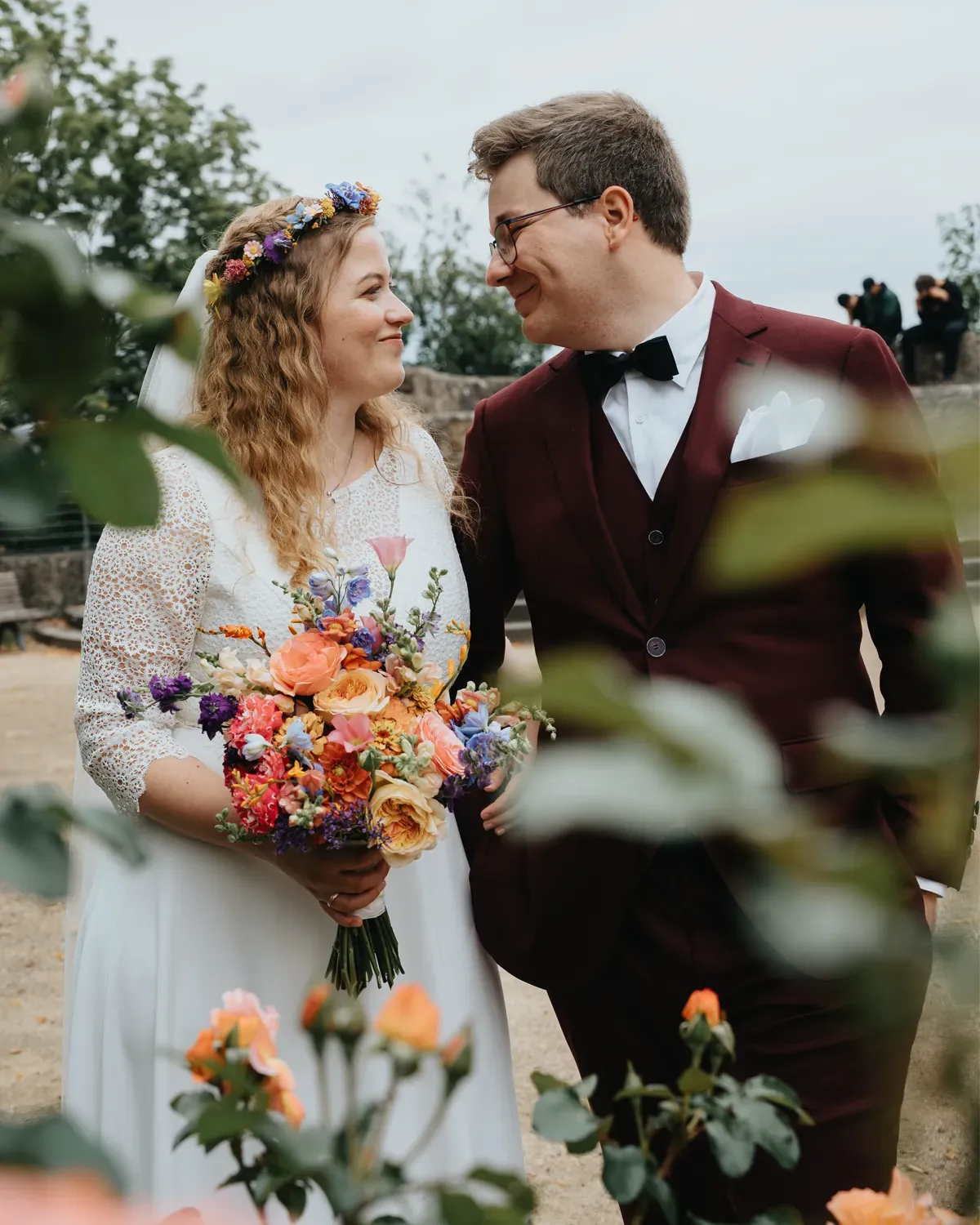 Anton und Clara bei ihrer kirchlichen Hochzeit im Katholisch-Sozialen Institut auf dem Michaelsberg