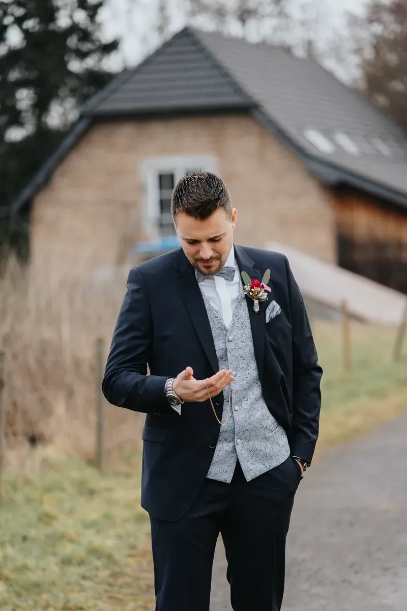 Reportage-Foto der standesamtlichen Winterhochzeit von Denise und Tobi in der Niederpleiser Mühle (Bild 02)