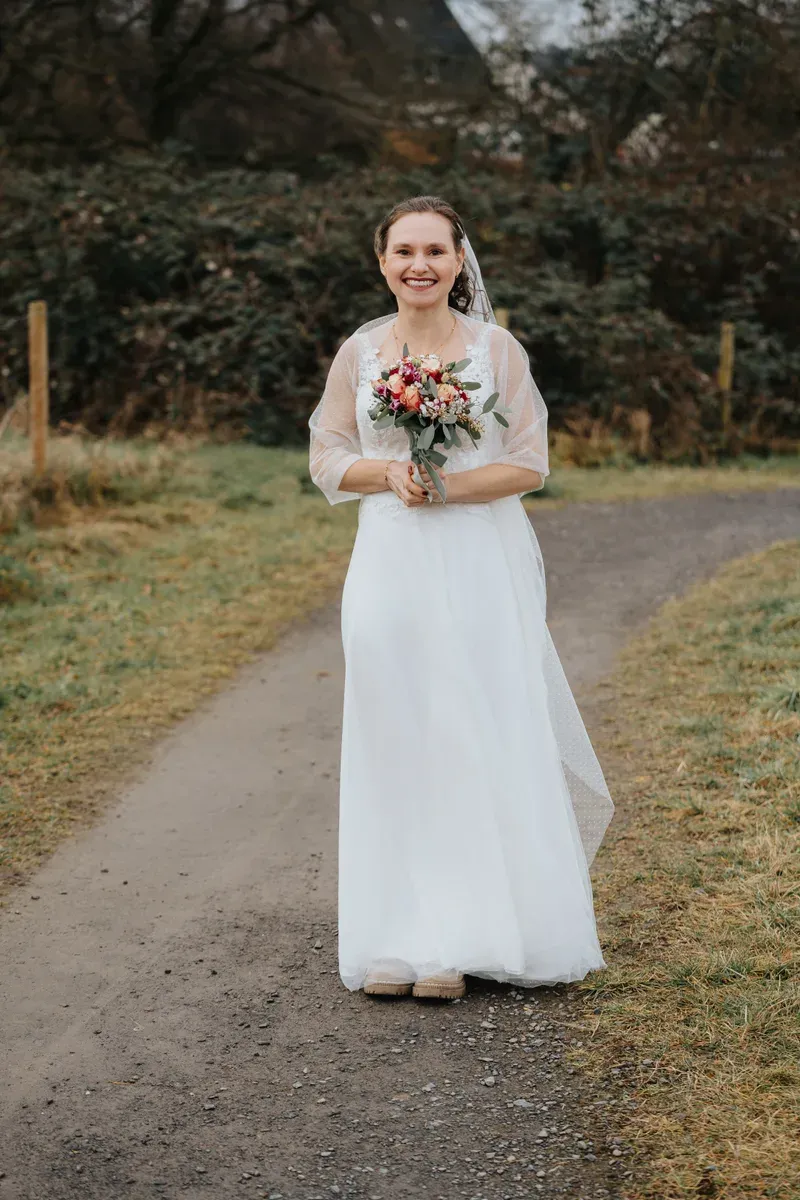 Reportage-Foto der standesamtlichen Winterhochzeit von Denise und Tobi in der Niederpleiser Mühle (Bild 04)