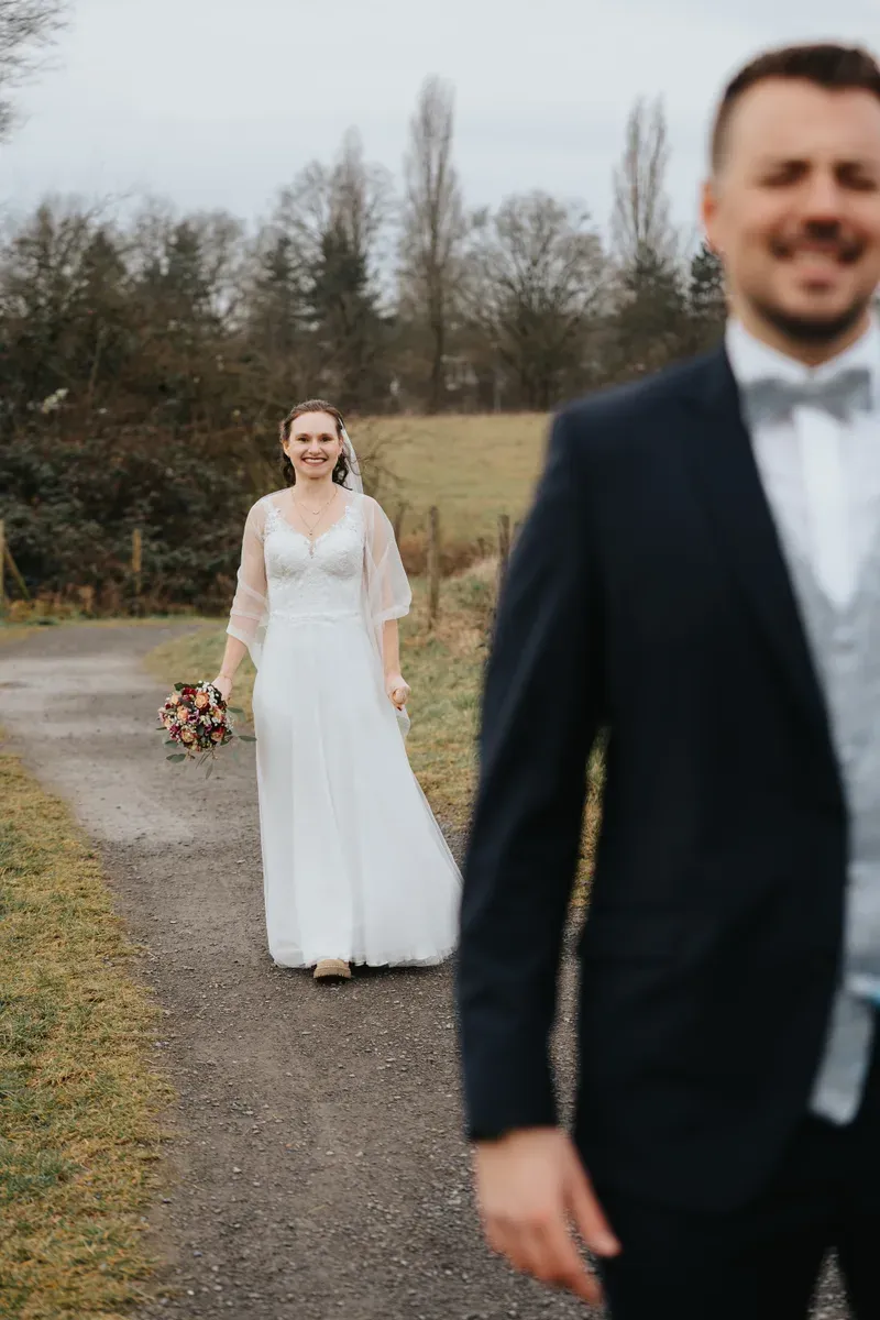 Reportage-Foto der standesamtlichen Winterhochzeit von Denise und Tobi in der Niederpleiser Mühle (Bild 05)