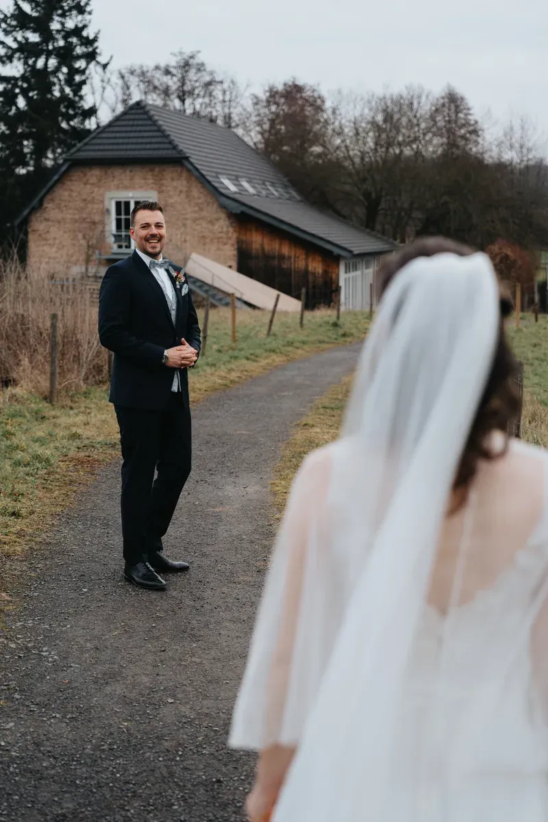 Reportage-Foto der standesamtlichen Winterhochzeit von Denise und Tobi in der Niederpleiser Mühle (Bild 06)