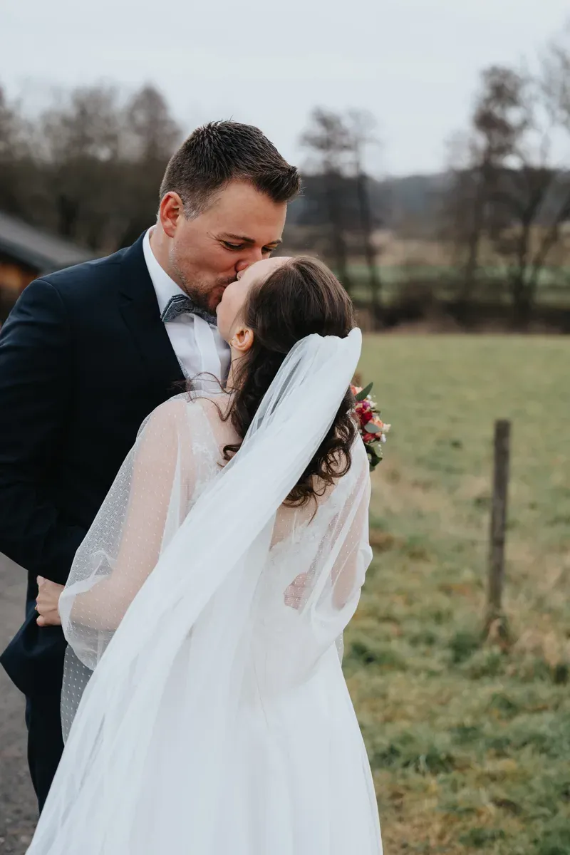 Reportage-Foto der standesamtlichen Winterhochzeit von Denise und Tobi in der Niederpleiser Mühle (Bild 07)