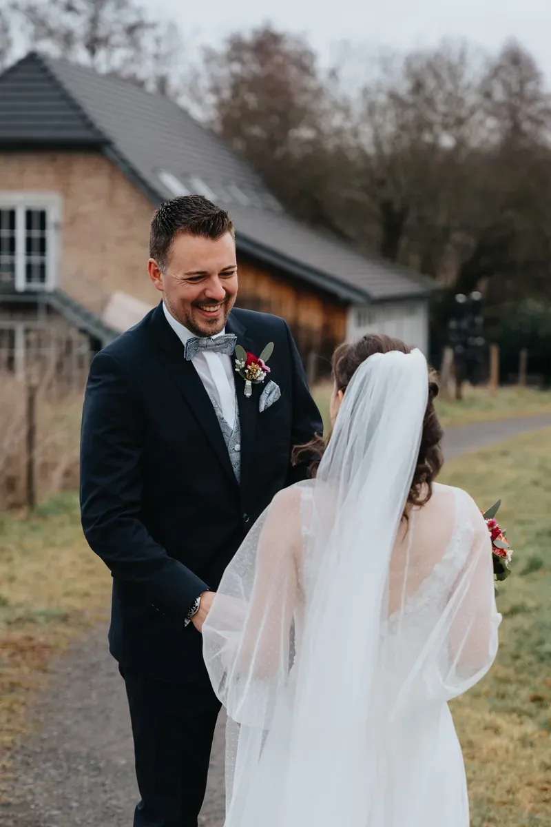 Reportage-Foto der standesamtlichen Winterhochzeit von Denise und Tobi in der Niederpleiser Mühle (Bild 08)