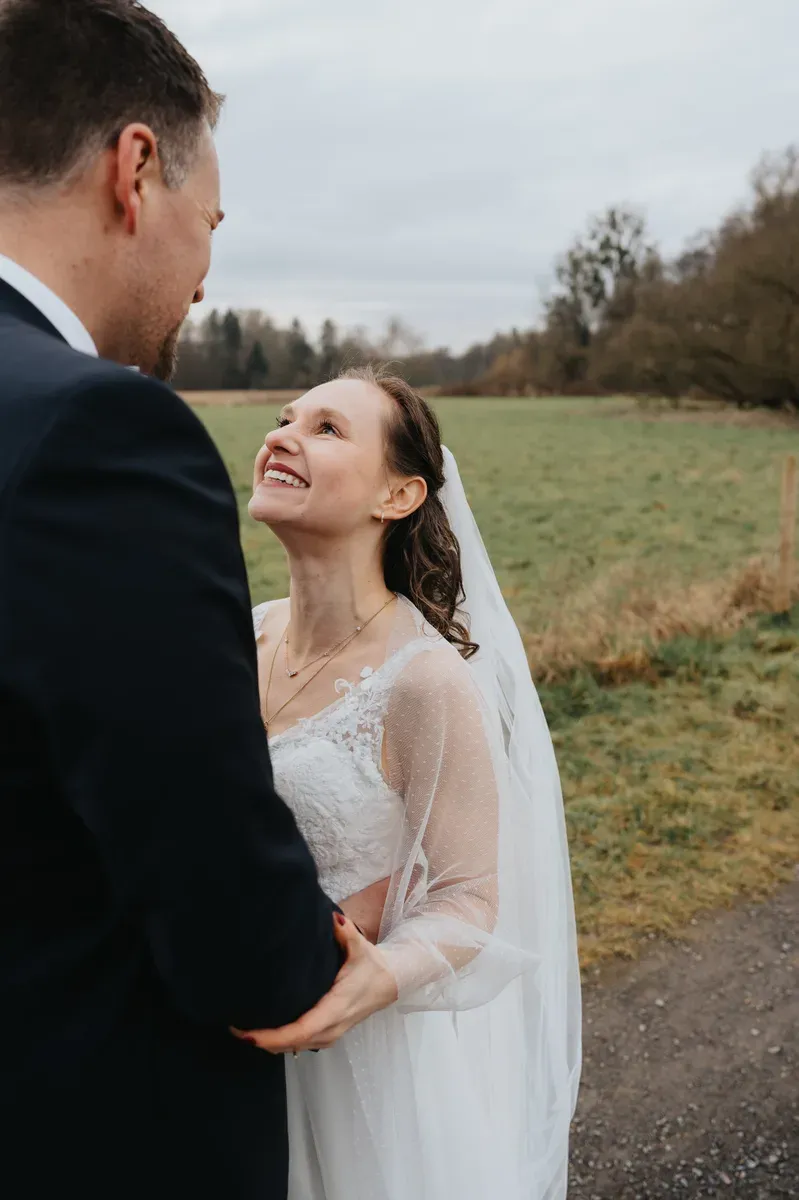 Reportage-Foto der standesamtlichen Winterhochzeit von Denise und Tobi in der Niederpleiser Mühle (Bild 09)