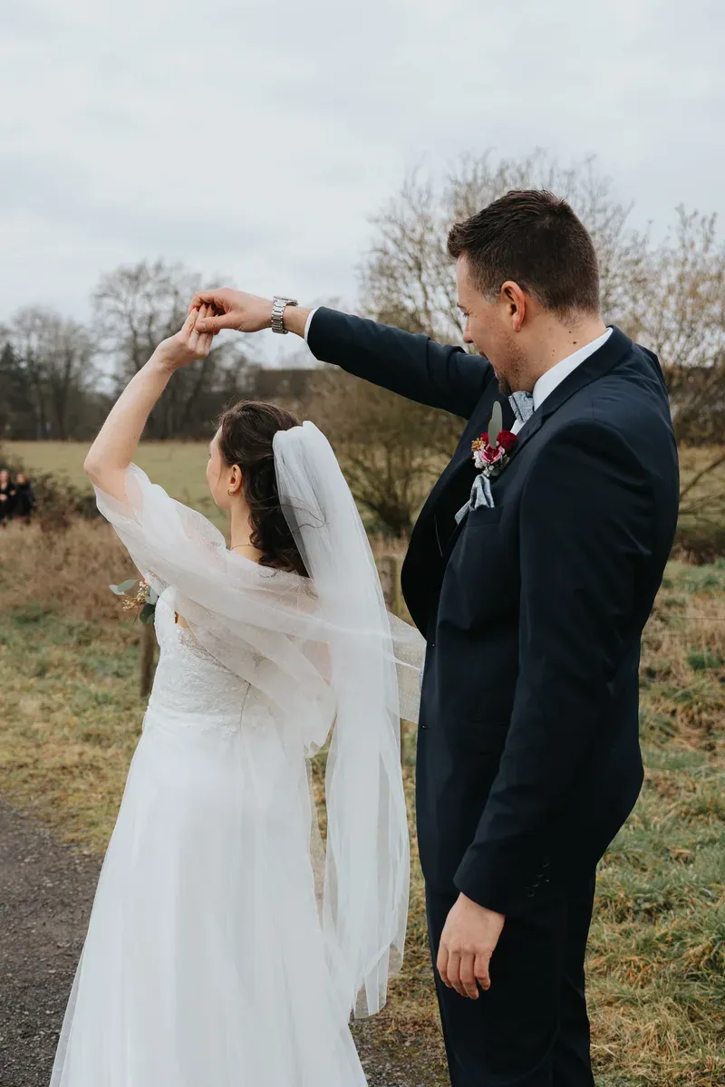 Reportage-Foto der standesamtlichen Winterhochzeit von Denise und Tobi in der Niederpleiser Mühle (Bild 10)