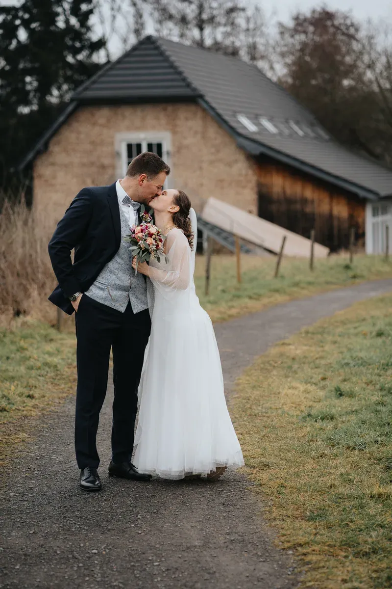 Reportage-Foto der standesamtlichen Winterhochzeit von Denise und Tobi in der Niederpleiser Mühle (Bild 12)