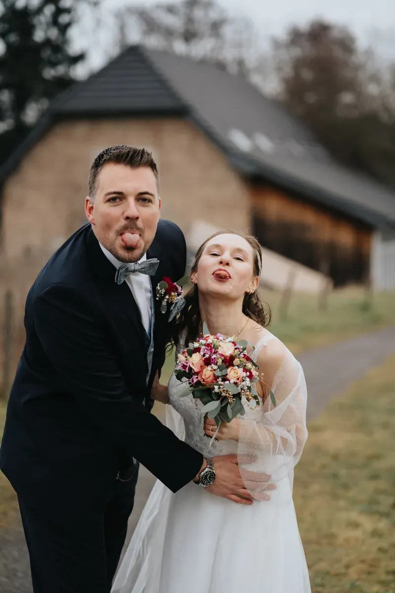 Reportage-Foto der standesamtlichen Winterhochzeit von Denise und Tobi in der Niederpleiser Mühle (Bild 13)