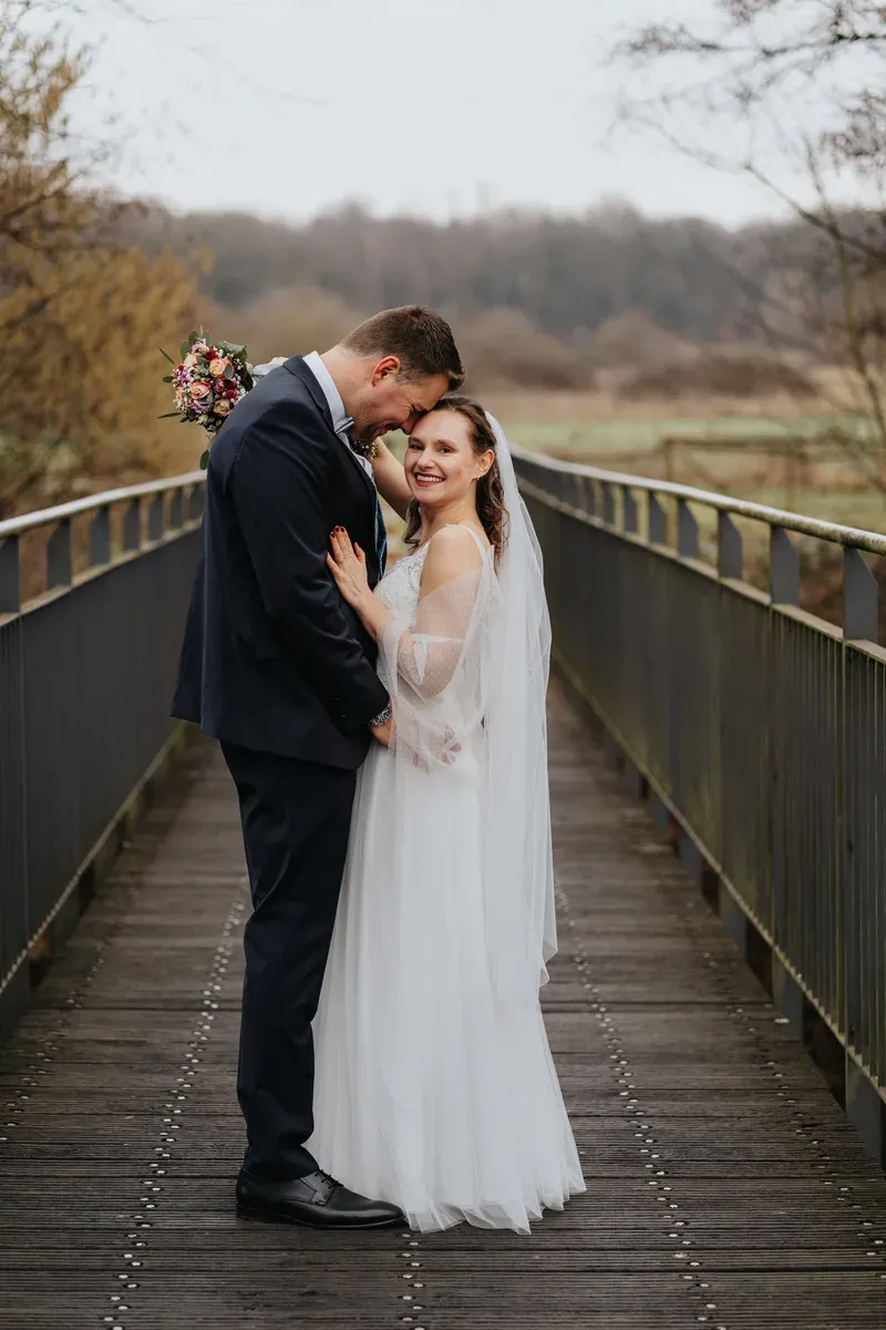 Reportage-Foto der standesamtlichen Winterhochzeit von Denise und Tobi in der Niederpleiser Mühle (Bild 14)