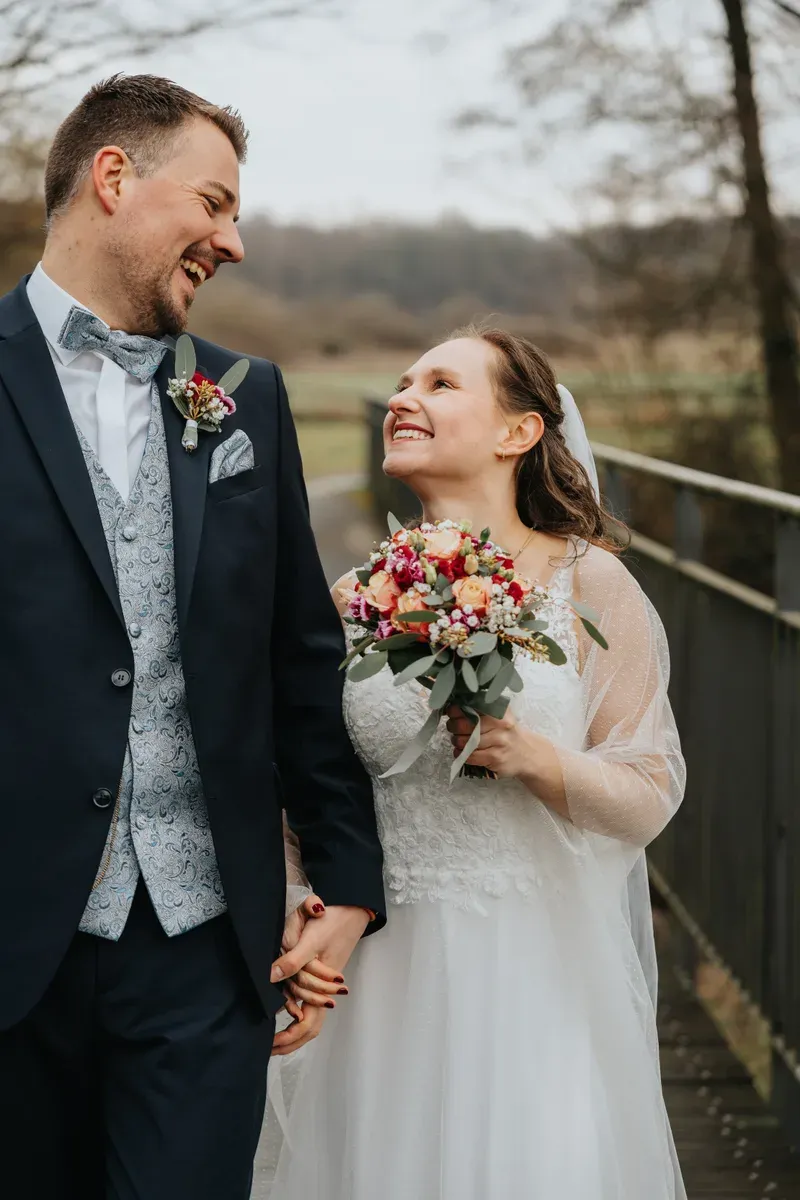 Reportage-Foto der standesamtlichen Winterhochzeit von Denise und Tobi in der Niederpleiser Mühle (Bild 15)