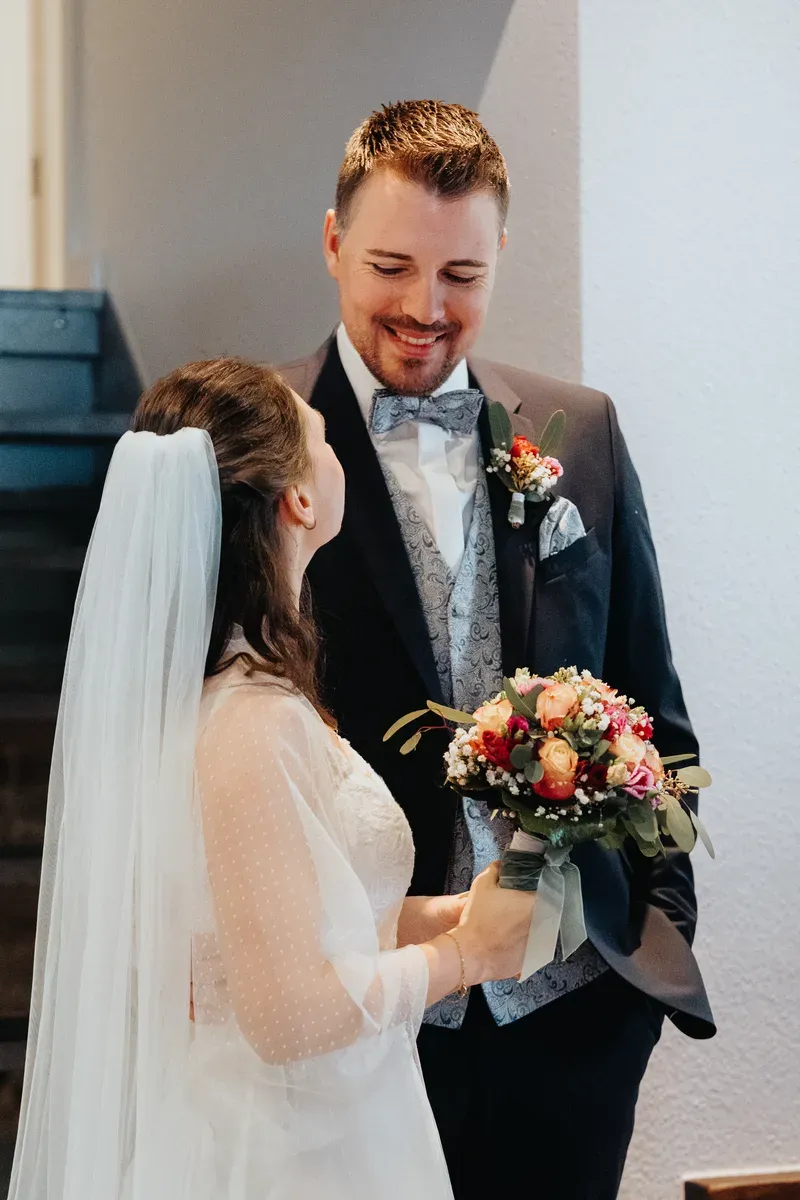 Reportage-Foto der standesamtlichen Winterhochzeit von Denise und Tobi in der Niederpleiser Mühle (Bild 16)