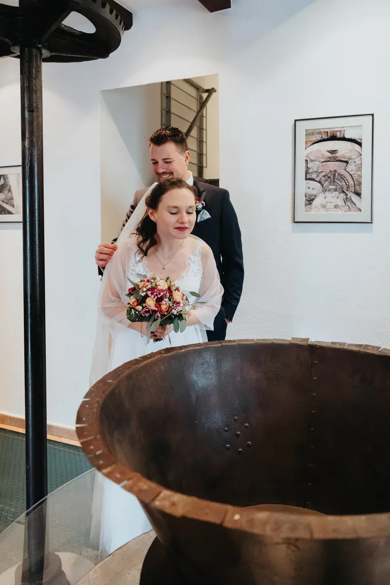 Reportage-Foto der standesamtlichen Winterhochzeit von Denise und Tobi in der Niederpleiser Mühle (Bild 17)