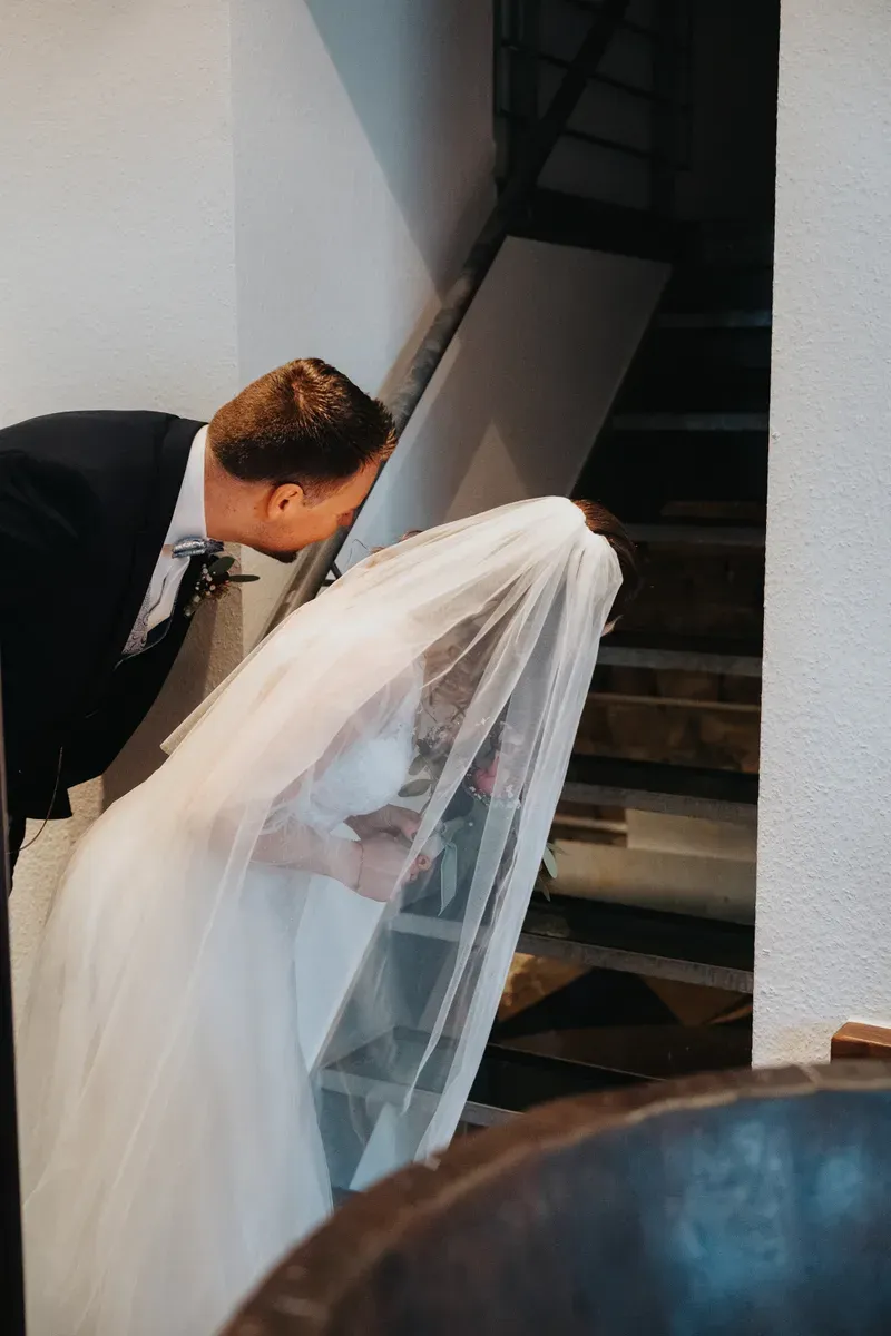 Reportage-Foto der standesamtlichen Winterhochzeit von Denise und Tobi in der Niederpleiser Mühle (Bild 18)