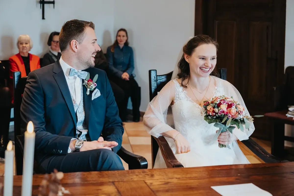 Reportage-Foto der standesamtlichen Winterhochzeit von Denise und Tobi in der Niederpleiser Mühle (Bild 19)