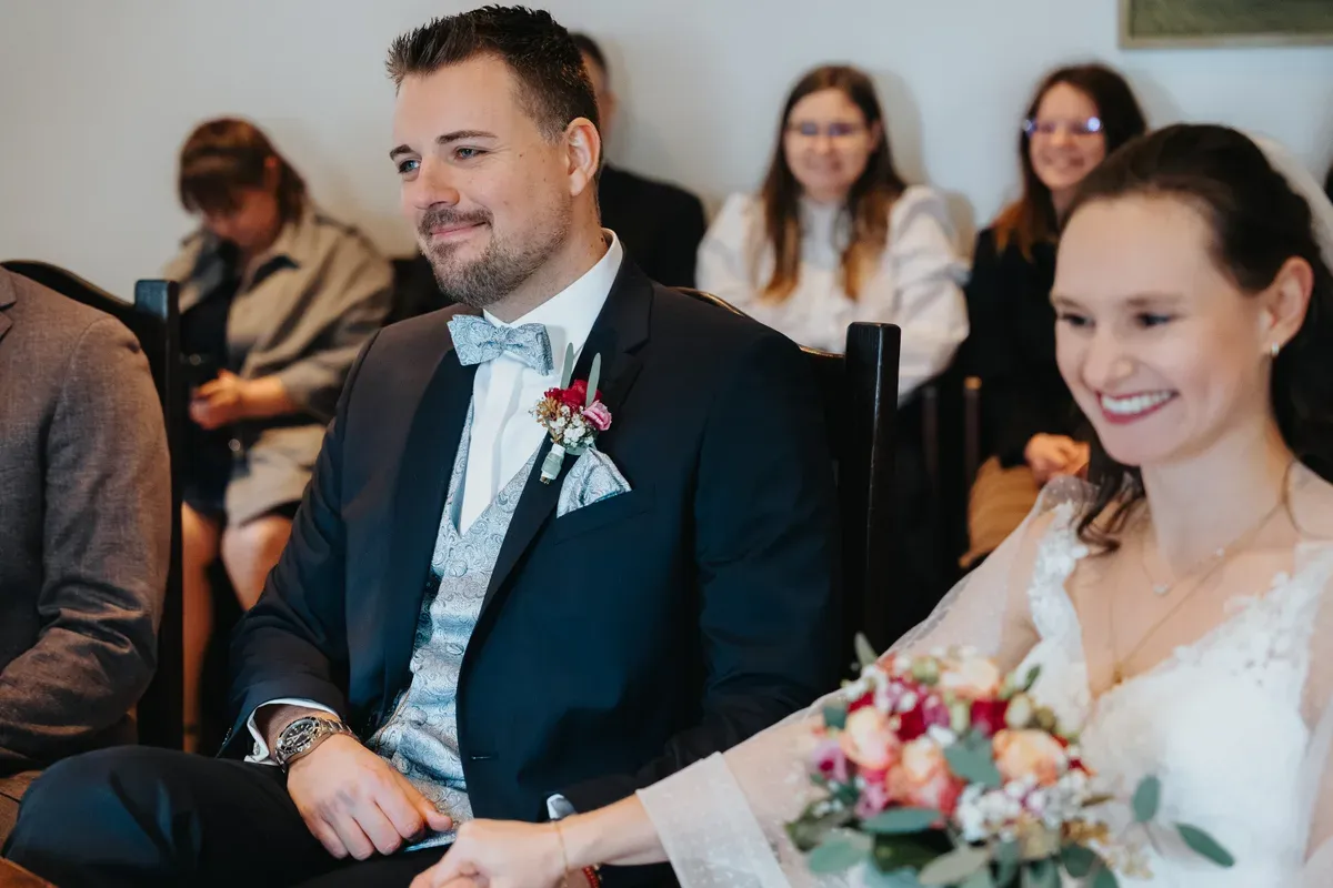 Reportage-Foto der standesamtlichen Winterhochzeit von Denise und Tobi in der Niederpleiser Mühle (Bild 20)